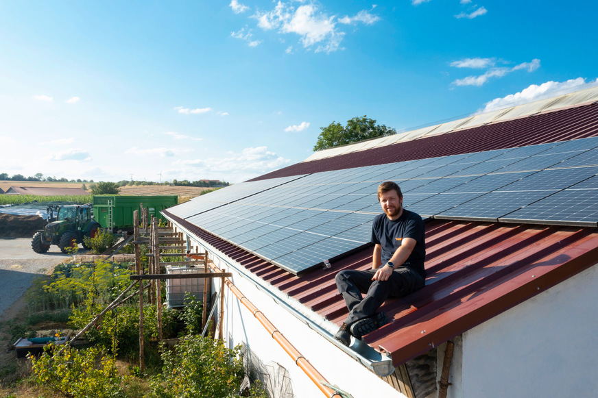 Alexander Kuhn hat vergangenes Jahr auf seinem 70-Hektar-Hof eine Eigenstromanlage aus Photovoltaik und Stromspeicher installiert.