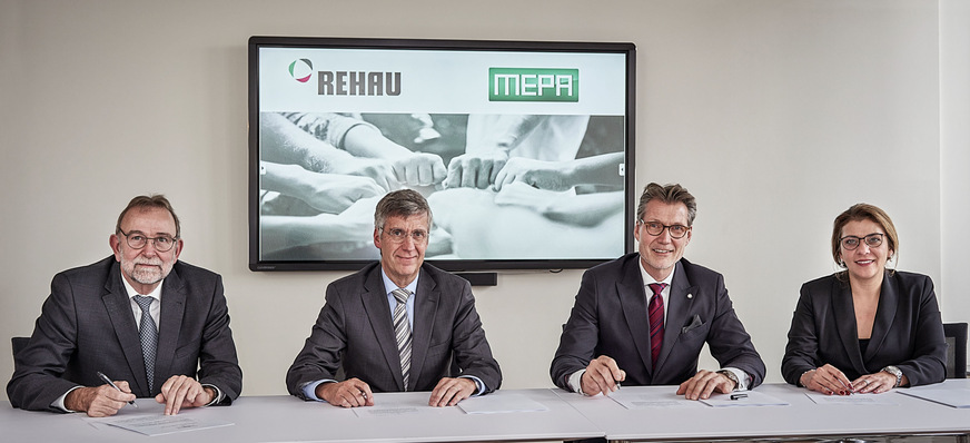 Vertragsunterzeichnung der Akquisition von Mepa durch Rehau (v. l.): Reinhard Menden (Mepa), Reiner Pauli (Mepa), Roger Schönborn, Leiter der Division Building Solutions bei Rehau, und Esma Saglik, CFO der Division Building Solutions bei Rehau.