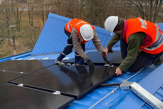 Die gespendete PV-Anlage wurde in 7 Tagen auf der Schule Nr. 17 im Kiewer Vorort Iprin installiert.