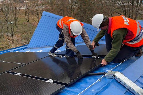 Die gespendete PV-Anlage wurde in 7 Tagen auf der Schule Nr. 17 im Kiewer Vorort Iprin installiert.  