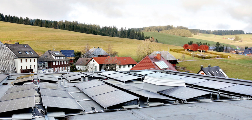 Bild 7 Photovoltaik-Anlage mit 15 kW Peakleistung auf dem Neubau. Derzeit laufen die Vorbereitungen zum weiteren Ausbau auf den Dachflächen des Bestandsbaus. Die Sonnenscheindauer in Waldau beträgt 1600…1700 h/a.