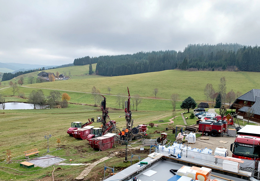 Bild 4 Im Abstand von 10 m wurden auf dem Hotel-Grundstück 23 Erdwärmesonden mit einer Teufe von 160 m platziert. Über die Wärmepumpenanlage können 68 % des Wärmebedarfs gedeckt werden.