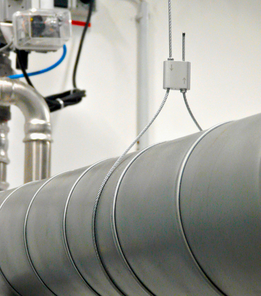 Bild 1 Als Alternative zu konventionellen Befestigungen bietet Mefa für runde und ovale Luftleitungen das Seilsystem L-Fix als filigrane und schnell zu montierende Lösung für Abhängungen an.