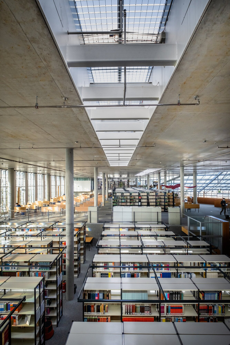 Die Roda-Systeme sorgen für einen gleichmäßigen Tageslichteinfall, weiche Lichtübergange und somit für eine blendfreie Ausleuchtung der Bibliothek mit einer lichtdurchfluteten Gesamtfläche von 117 m².