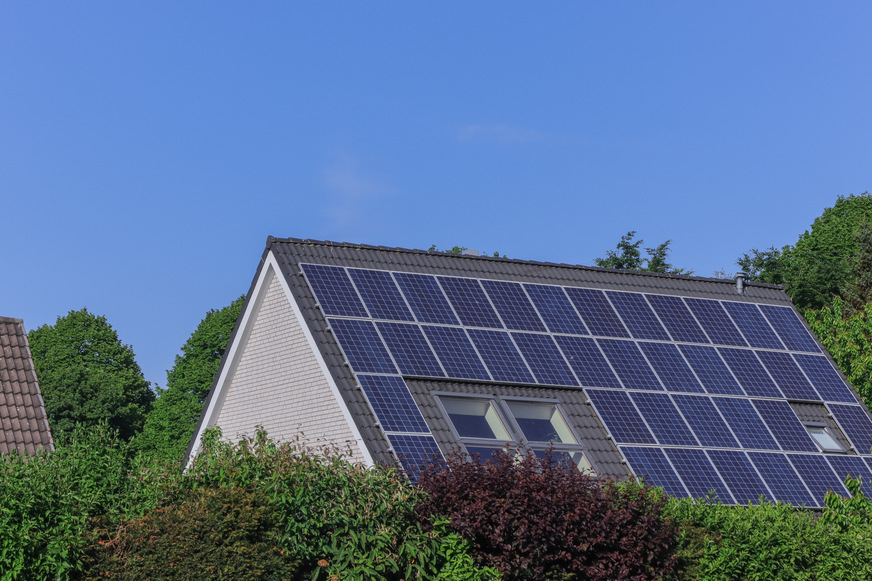 Strom für die Heizungs-Wärmepumpe aus der eigenen Photovoltaik-Anlage. Abhängig von der Energieeffizienz des Gebäudes kann ein beträchtlicher Deckungsanteil erreicht werden.