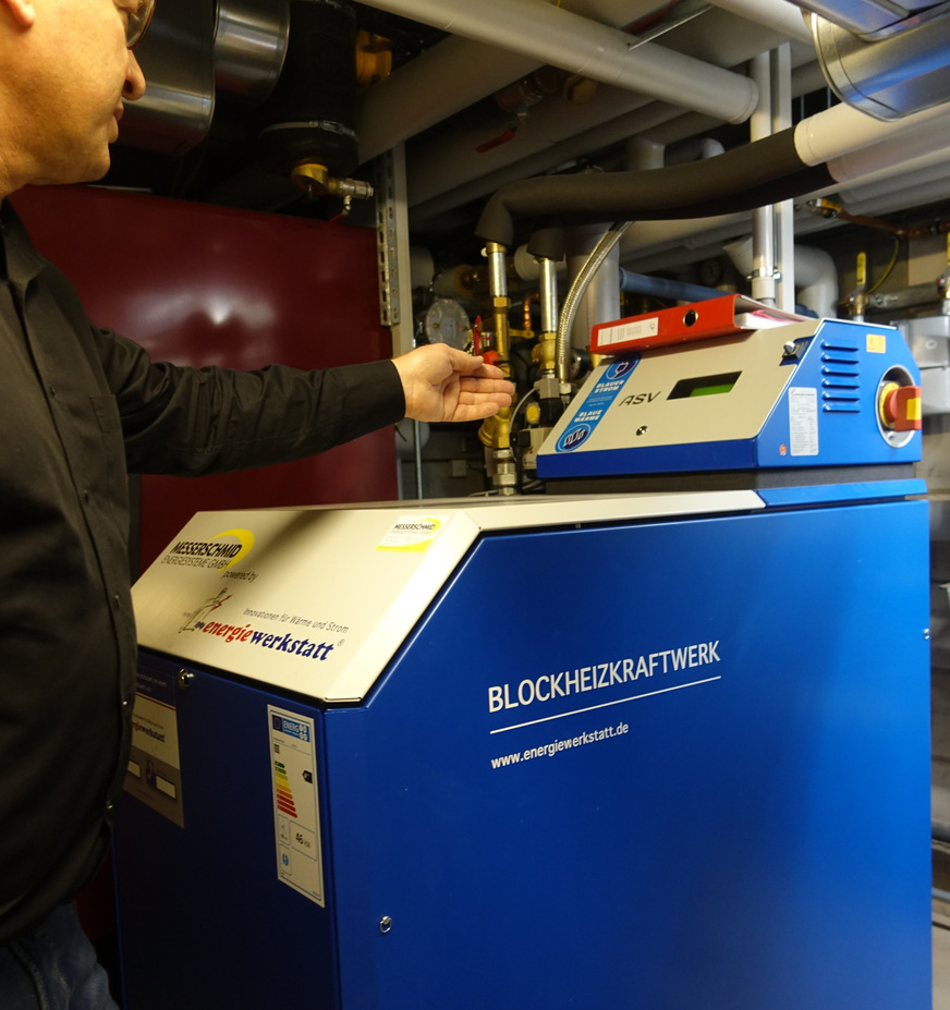 Bild 6 Mit Flüssiggas betriebenes Blockheizkraftwerk mit 43 kW thermischer und 20 kW elektrisch Leistung. Nach der Nutzungsdauer von 10 bis 15 Jahren ist eine Umstellung auf ein Wasserstoff-BHKW geplant.