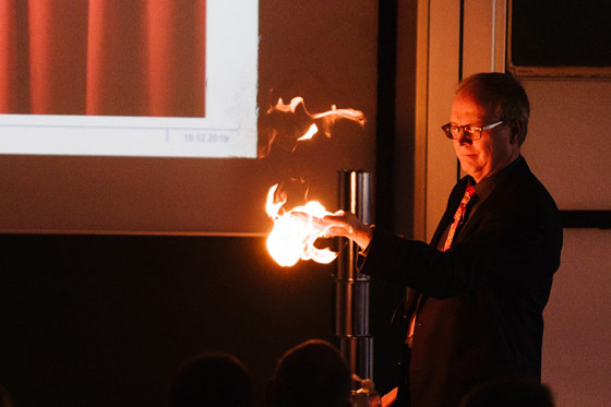 Brennende Hände: Spektakuläre Tricks aus der Physik und Chemie zeigen Prof. Dr. Helmut Grüning und zwei seiner Kolleg*innen bei der Weihnachtsvorlesung der FH Münster.