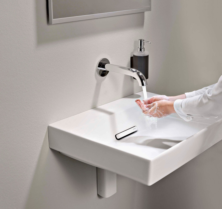 Bild 2 Die Form und Ausstattung der Sanitärgegenstände hat großen Einfluss auf die hygienischen Bedingungen der Bäder in medizinischen Einrichtungen. Die Platzierung des Ablaufs am hinteren Beckenrand minimiert das Rückspritzen von keimbelastetem Wasser aus dem Abwassersystem.