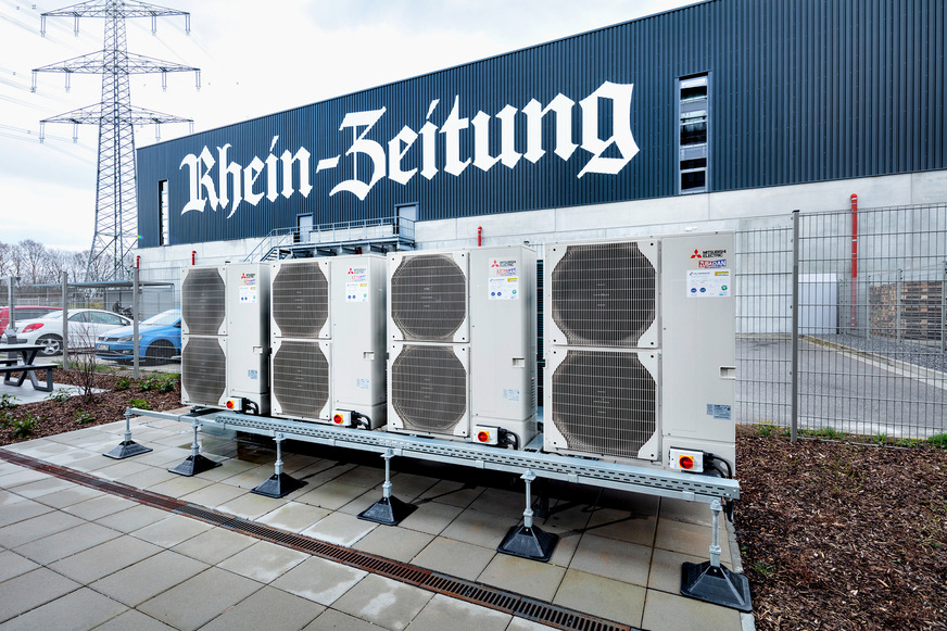 Bild 3 Die Flächentemperierung wird über acht reversierbare Luft/Wasser-Wärmepumpen, aufgeteilt auf zwei Vierer-Kaskaden, mit Wärme und Kälte versorgt.