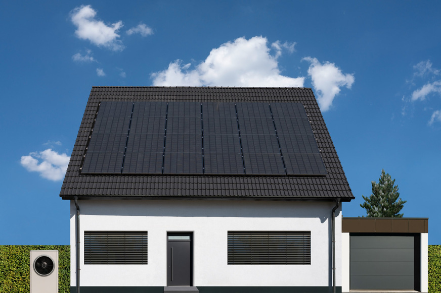 Bild 1 Strom vom eigenen Dach wird künftig zu den wichtigsten Maßnahmen zur Senkung und Absicherung der Wohnenergiekosten gehören.