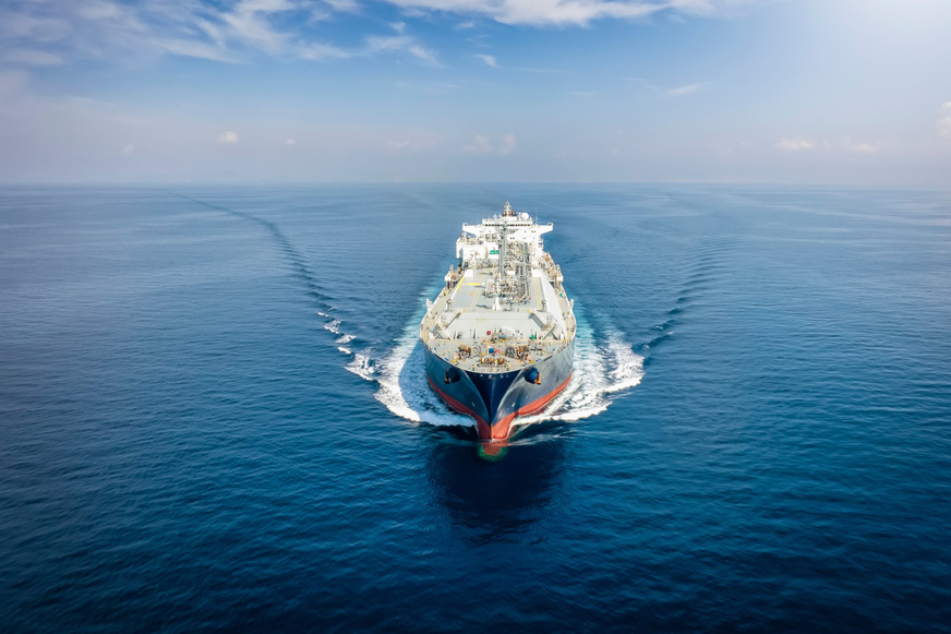 LNG (liquefied natural gas) wird mit speziellen Tankschiffen bei einer Temperatur von unter − 162 °C transportiert.