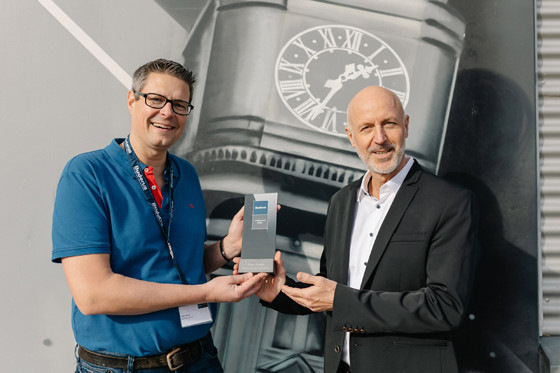 Der Gewinner des Buderus Ausbilder Awards Sven Jessen (links) und John Ohlhaber, Geschäftsentwickler für KWK- und Wärmepumpen-Systeme bei Buderus (rechts).