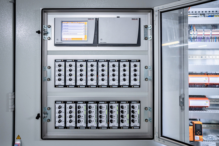 Bild 5 Die DDC4000 sammelt die Daten aller Feldgeräte, regelt die HLK-Anlagen und gibt die Informationen an das BMS weiter. Über den Farbtouchscreen wird die DDC vor Ort bedient. Unten: Handbedienebene eines ASP für den Havariefall.