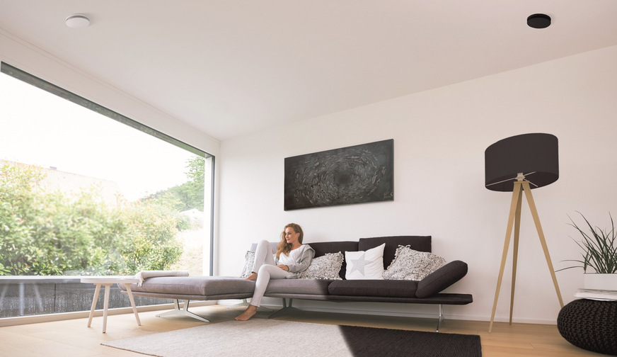 Zehnder: Wohnraumlüftung mit einem schwarzen Tellerventil ComfoValve Luna.