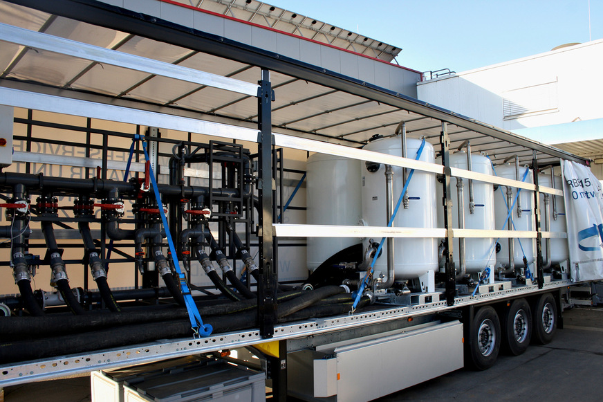 Blick in den Orben-Trailer TR 60 für die mobile Aufbereitung von Heizungs-, Kühl- oder Kreislaufwasser mit einer Leistung von 10 bis 120 m3/h pro Einheit mit Umkehrosmose, Membranentgasung und Mischbettionenaustauscher.
