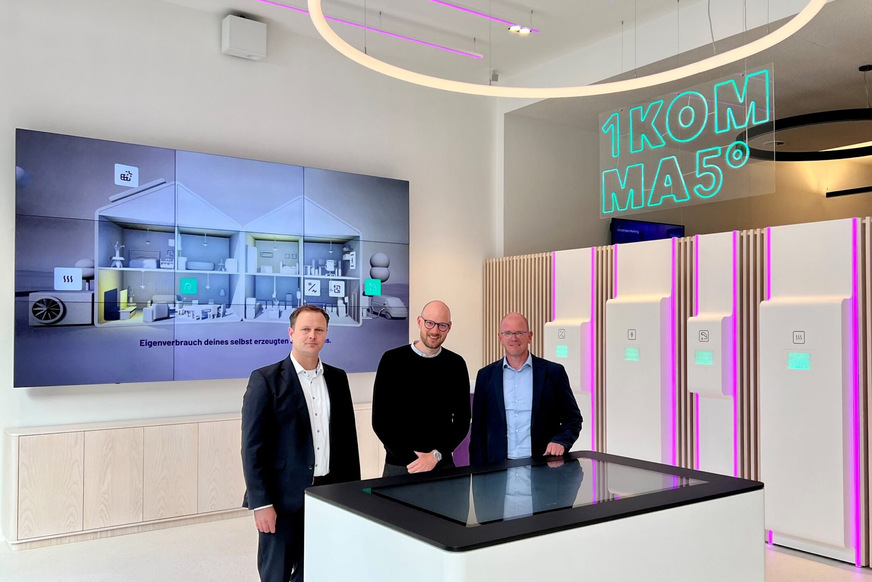 Jannik Schall von 1Komma5° sowie die beiden Geschäftsführer der deutschen Vertriebsgesellschaft von Stiebel Eltron, Marcus Haferkamp (links) und Frank Jahns (rechts).