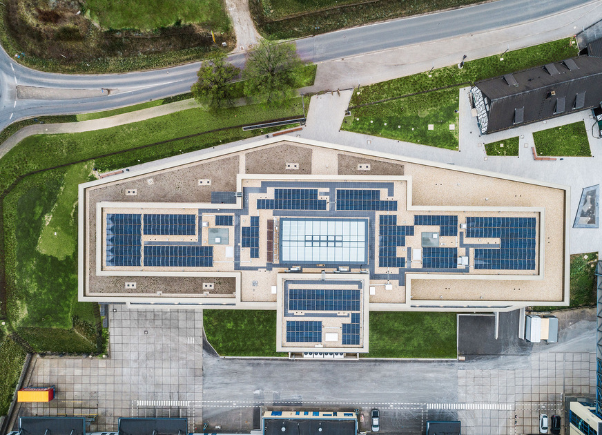 Das Energiekonzept der Viega World wurde im Rahmen des Forschungsprojekts „Energie Digital“ der Bundesregierung gefördert. Es nutzt in großem Umfang Photovoltaik auf, am und neben dem Gebäude.