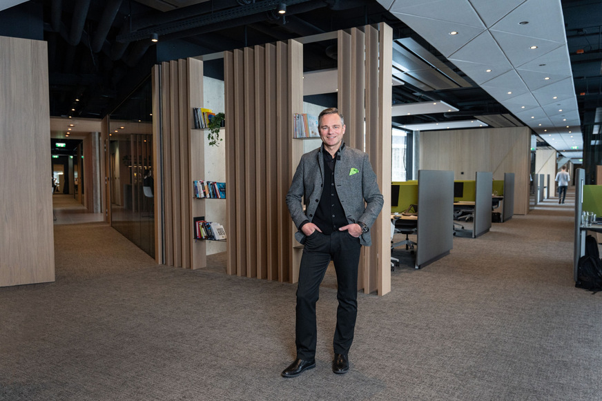 Rüdiger Keinberger, CEO von Loxone im neuen Campus von Loxone, der im zweiten Halbjahr 2023 eröffnet wird.