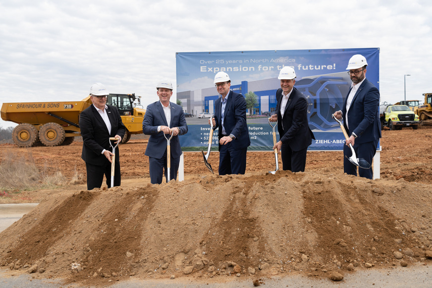 Spatenstich (v. l.): Thomas Brommer (ZA-Gruppe), Jimmy Mitchell (ZA USA), Dr. Marc Wucherer (CEO ZA-Gruppe), Joachim Ley (ZA-Gruppe) und Mirco Herrmann (ZA USA).