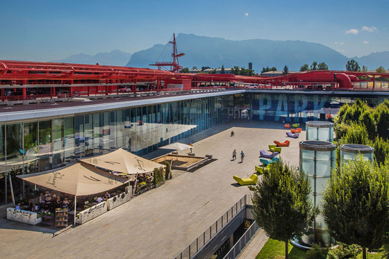Blick auf den Innenhof (mit Café) und der farblich integrierten Dach-Lüftungszentrale im Hintergrund.