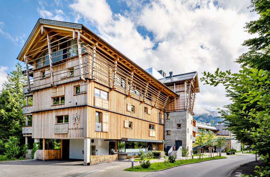 Bild 1 Das Hotel Werdenfelserei in Garmisch-Partenkirchen ist schon äußerlich ein echter Hingucker.
