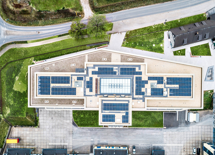 Bild 3 Das Energiekonzept der Viega World wurde im Rahmen des Forschungsprojekts „Energie Digital“ der Bundesregierung gefördert. Es nutzt in großem Umfang Photovoltaik auf, am und neben dem Gebäude.