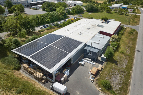 A.B.S. kann über die Hälfte des Strombedarfs mit einer neuen Photovoltaikanlage mit knapp 100 kW Leistung solar decken.
