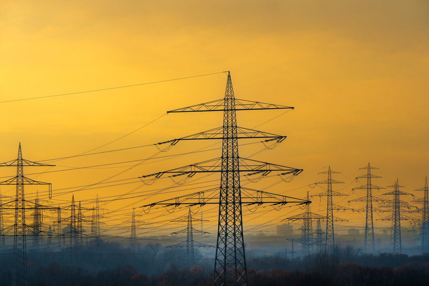 Bild 1 Für die Verfügbarkeit von Elektroautos ist es in der Breite nicht erforderlich, dass sie in den relativ kurzen Zeitabschnitten mit hoher Stromnachfrage geladen werden. Der Investitionsbedarf für die Stromnetze kann dadurch verringert werden.