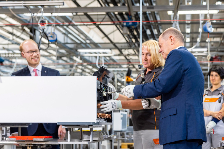 Max Viessmann (CEO der Viessmann Group) und Bundeskanzler Olaf Scholz bei einer Besichtigung der Wärmepumpenfertigung bei Viessmann in Allendorf (Eder) im August 2022.