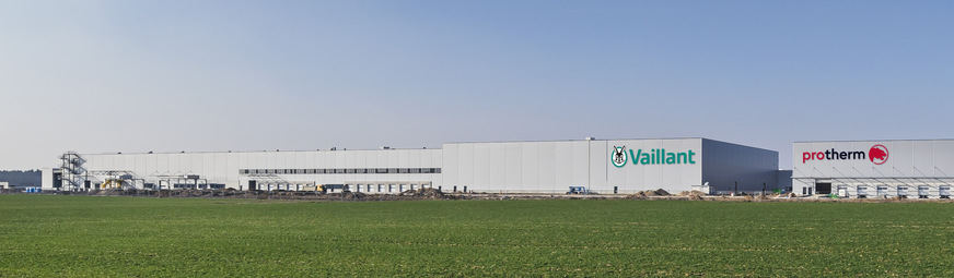 Die neue Megafabrik der Vaillant Group im slowakischen Senica ist für die Produktion von bis zu 300 000 Wärmepumpen pro Jahr ausgelegt.