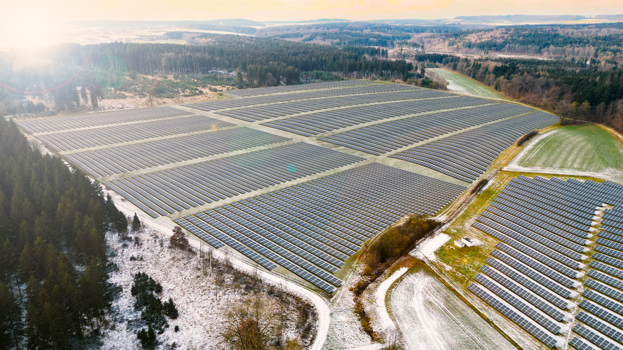 Simulierte Luftaufnahme des geplanten Solarparks in Erbachmit Photovoltaik-Modulen.