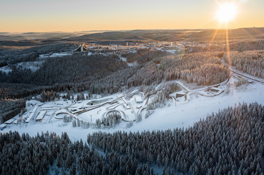 Mit einem neuen, nachhaltigen Energiekonzept bereitet sich die Wintersport-Hochburg Oberhof im Thüringer Wald auf die Zukunft vor.