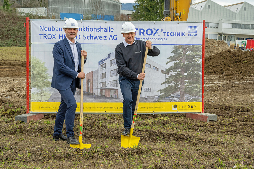 Spatenstich für den Neubau: Udo Jung, Geschäftsführer der Trox Group (links) und Dennis Hansen, Geschäftsführer von Trox Hesco Schweiz.