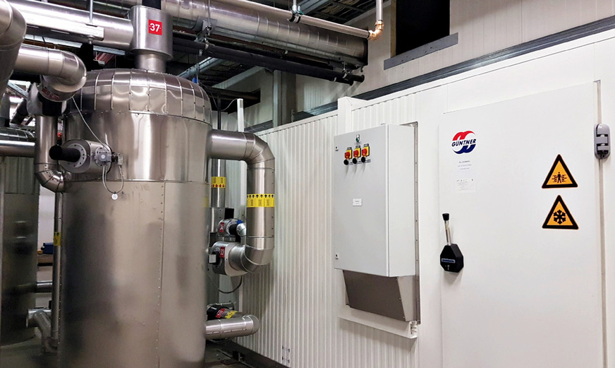 Bild 5 Isolierkühler mit NH3-Schwerkraftabscheider. Der Vorteil von Isolierkühlern liegt in der vom Kühlraum abgetrennten Abtaumöglichkeit und in der guten Zugänglichkeit für Servicezwecke.