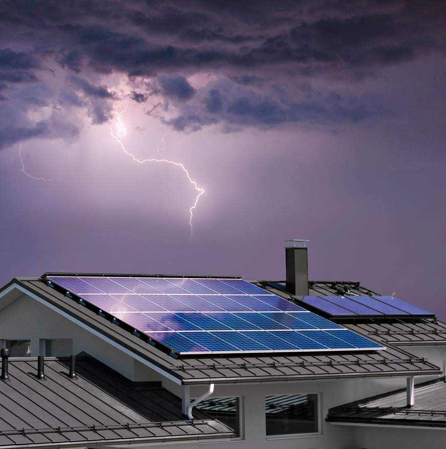 Bild 1 In Deutschland gibt es durchschnittlich pro Jahr mehrere Blitzeinschläge pro Quadratkilometer. Dach-PV-Anlagen lassen sich gut vor Schäden durch direkte Blitzeinschläge und sonstige Überspannungsereignisse schützen.