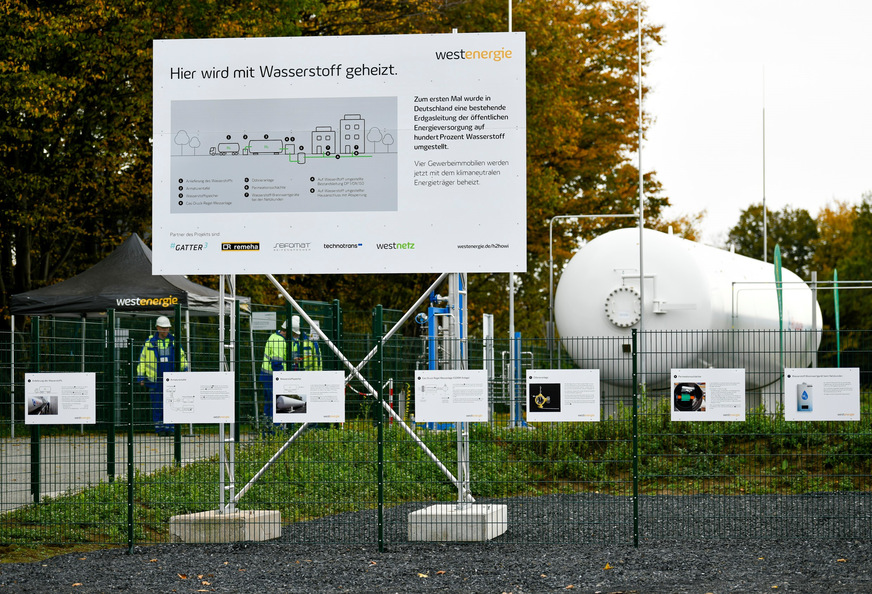 In Holzwickede fließt seit Oktober 2022 erstmals 100 % grüner Wasserstoff durch eine Leitung der öffentlichen Erdgasversorgung. Der Verteilnetzbetreiber Westnetz GmbH, eine Tochtergesellschaft der Westenergie AG, hat dazu einen Teil des Erdgasnetzes für den Transport von Wasserstoff umgestellt. Das deutschlandweit einmalige Forschungs- und Entwicklungsprojekt „H2HoWi“ läuft bis Ende 2023. Abnehmer des Wasserstoffs sind drei Unternehmen, die mit wasserstofftauglichen Brennwertgeräten von Remeha einen Teil der benötigten Raumwärme für ihre Gebäude an der Gottlieb-Daimler-Straße in Holzwickede erzeugen.