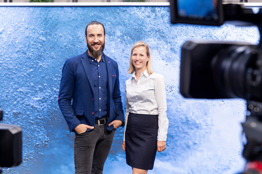 Die SHK-Profis Tamir Fiebach und Andrea Habel moderieren die Sendungen von Geberit on Air.