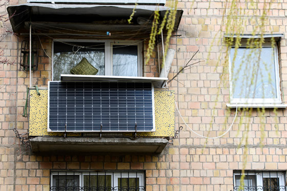 Wer sich eine Balkon-Solaranlage anschafft, sollte rechtzeitig prüfen, ob Schäden, die anderen durch sie entstehen könnten, über die Haftpflicht grundsätzlich mitversichert sind.