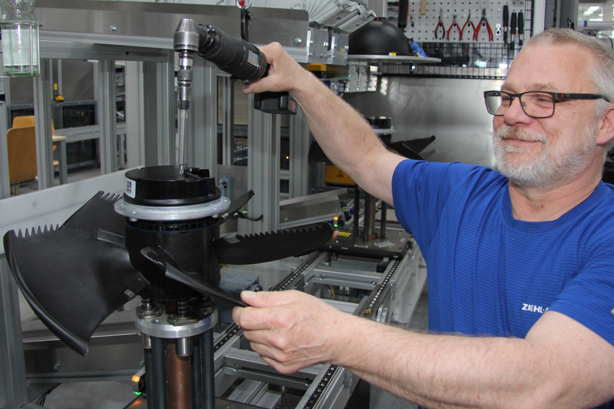 Die große Nachfrage beflügelt die Herstellung von Ventilatoren für Wärmepumpen: Markus Weiser montiert einen Axialventilator mit EC-Motor im Ziehl-Abegg-Werk Kupferzell.