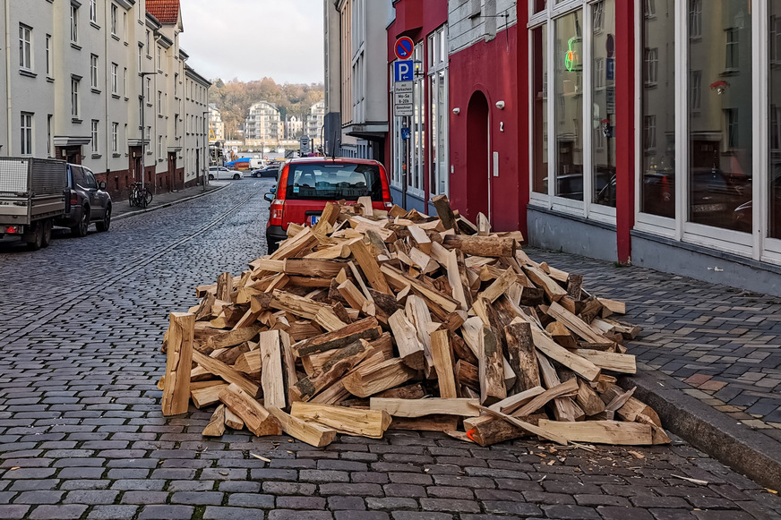 Bei der Nachfrage nach Waldholz (Derb- und Restholz) haben private Haushalte eine besondere Rolle: Sie machen laut Umweltbundesamt mit rund 48 % knapp die Hälfte der Nutzung von Energieholz aus.