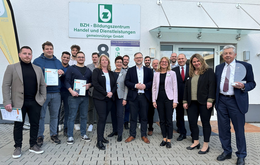 Akademiegründer Ute Horn (5. v. r.) und Hans-Jürgen Schneider (r.), Landrat Jens Womelsdorf (Mitte) und ZDI-Geschäftsführer Friedrich Marx (3. v. r.) sowie Daniela Blüder, Bereichsleiterin Agentur für Arbeit Marburg (7. v. l.) und Simone Landsmann, Regionalleiterin BZH Marburg (2. V. r.) mit den ersten 8 zertifizierten Fachplanern Elektrotechnik der Elektroplaner-Akademie EPA am BZH Bildungszentrum Handel und Dienstleistungen.