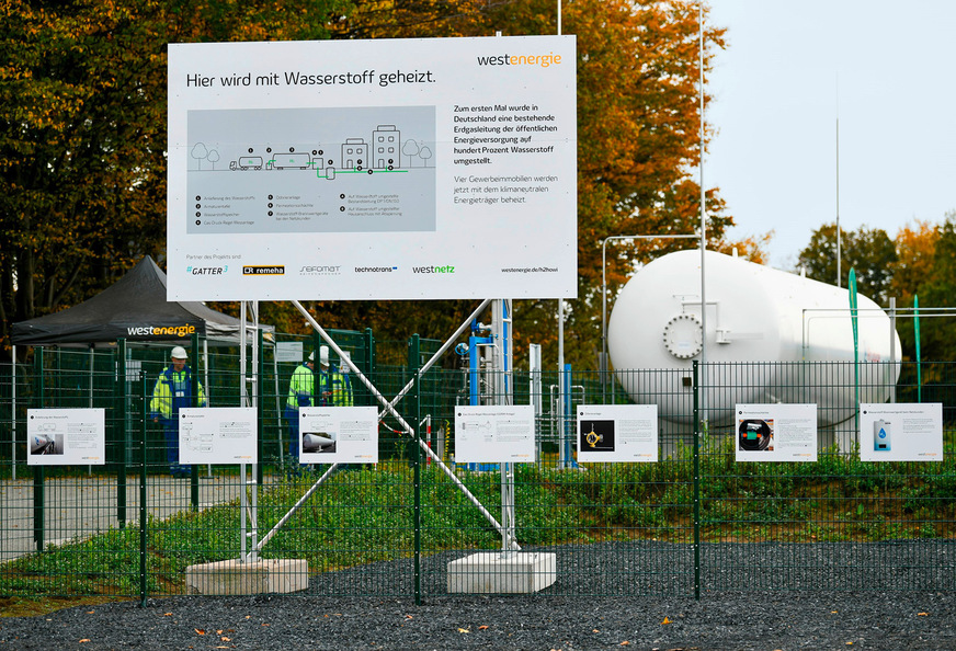 Bild 5 In Holzwickede fließt seit Oktober 2022 erstmals 100 % grüner Wasserstoff durch eine Leitung der öffentlichen Erdgasversorgung. Der Verteilnetzbetreiber Westnetz GmbH, eine Tochtergesellschaft der Westenergie AG, hat dazu einen Teil des Erdgasnetzes für den Transport von Wasserstoff umgestellt. Das deutschlandweit einmalige Forschungs- und Entwicklungsprojekt „H2HoWi“ läuft bis Ende 2023. Abnehmer des Wasserstoffs sind drei Unternehmen, die mit wasserstofftauglichen Brennwertgeräten von Remeha einen Teil der benötigten Raumwärme für ihre Gebäude an der Gottlieb-Daimler-Straße in Holzwickede erzeugen.