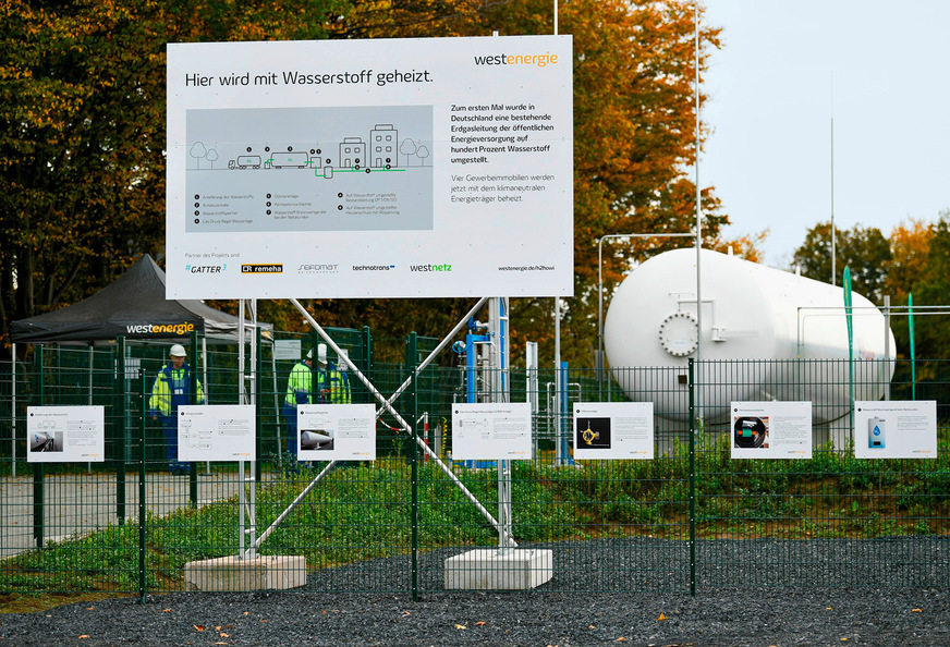 Bild 5 In Holzwickede fließt seit Oktober 2022 erstmals 100 % grüner Wasserstoff durch eine Leitung der öffentlichen Erdgasversorgung. Der Verteilnetzbetreiber Westnetz GmbH, eine Tochtergesellschaft der Westenergie AG, hat dazu einen Teil des Erdgasnetzes für den Transport von Wasserstoff umgestellt. Das deutschlandweit einmalige Forschungs- und Entwicklungsprojekt „H2HoWi“ läuft bis Ende 2023. Abnehmer des Wasserstoffs sind drei Unternehmen, die mit wasserstofftauglichen Brennwertgeräten von Remeha einen Teil der benötigten Raumwärme für ihre Gebäude an der Gottlieb-Daimler-Straße in Holzwickede erzeugen.