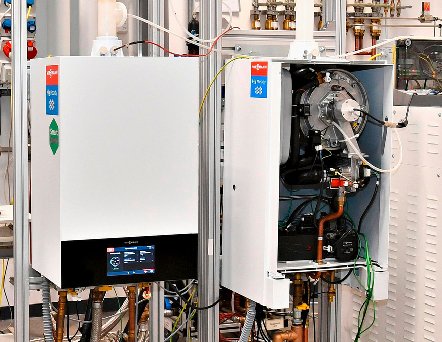 Bild 3 Zwei 100-%-H2-ready-Prototypen von Viessmann auf dem Prüfstand (2021): Nach der Erprobung folgen die Phasen Qualifizierung, Dauererprobung und schließlich der Einsatz der neuen Geräte in realen Heizungsanlagen. Das technische Konzept erlaubt den Betrieb der späteren Seriengeräte sowohl mit Erdgas und Erdgas/Wasserstoff-Gemischen als auch mit reinem Wasserstoff. Für den Betrieb mit dem neuen Energieträger muss dann die Brenner-Baugruppe ausgetauscht werden. Der erste Praxiseinsatz soll ab 2023 in Kaisersesch (Rheinland-Pfalz) im Rahmen des vom Bundeswirtschaftsministerium geförderten Projekts SmartQuart erfolgen.