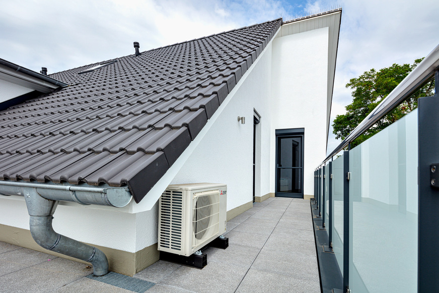 Bild 1 Als Aufstellort für das Außengerät eines Luft/Luft-Wärmepumpensystems reicht oftmals ein kleiner Bereich neben dem Gebäude.