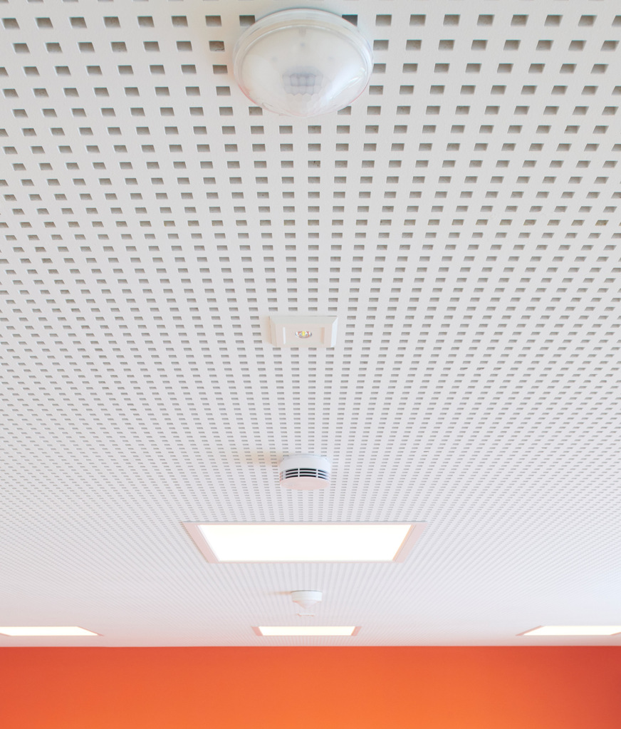 Bild 5 Der Multisensor thePrema P360 KNX AP Multi WH besteht aus einem Passiv-Infrarot-Präsenzmelder und einem Raumluftsensor.