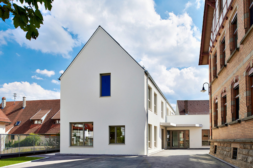 Bild 2 Der Erweiterungsbau der Grund- und Gemeinschaftsschule in Hirrlingen fügt sich gut in die kleinteilige Dorfstruktur ein.