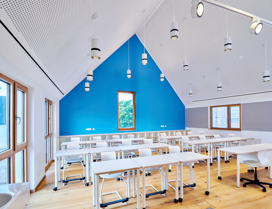 Bild 1 Erweiterungsbau der Grund- und Gemeinschaftsschule von Hirrlingen: Schallabsorbierende Decken, zum Teil mit einer offenen, raumhaltigen Dachform sorgen für eine ruhige Akustik und ein großzügiges Raumerlebnis.