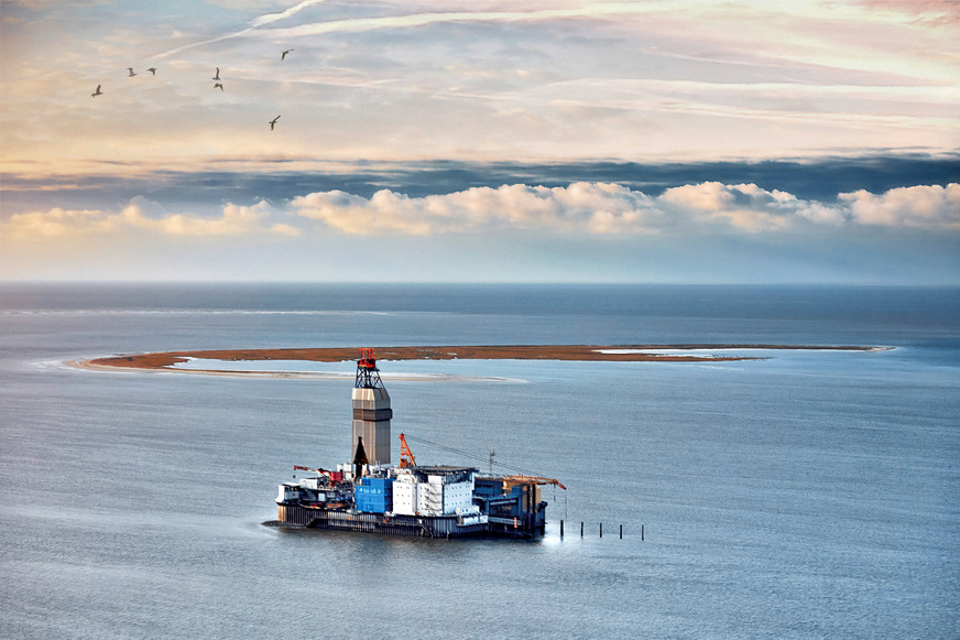 Bild 1 Die Bohrinsel Mittelplate im Nationalpark Schleswig-Holsteinisches Wattenmeer.