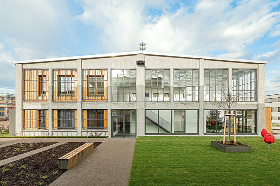 Das neue Gesicht der Panzerhalle nach der Sanierung. Gut zu erkennen sind die eingesetzten Holzmodule für die Wohnungen.